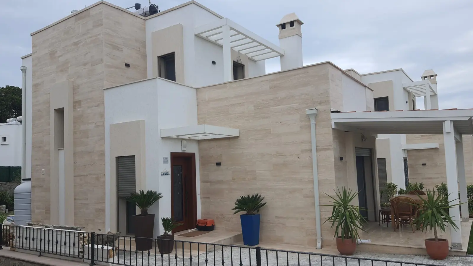 Travertinfassade der Villa in Gümüşlük