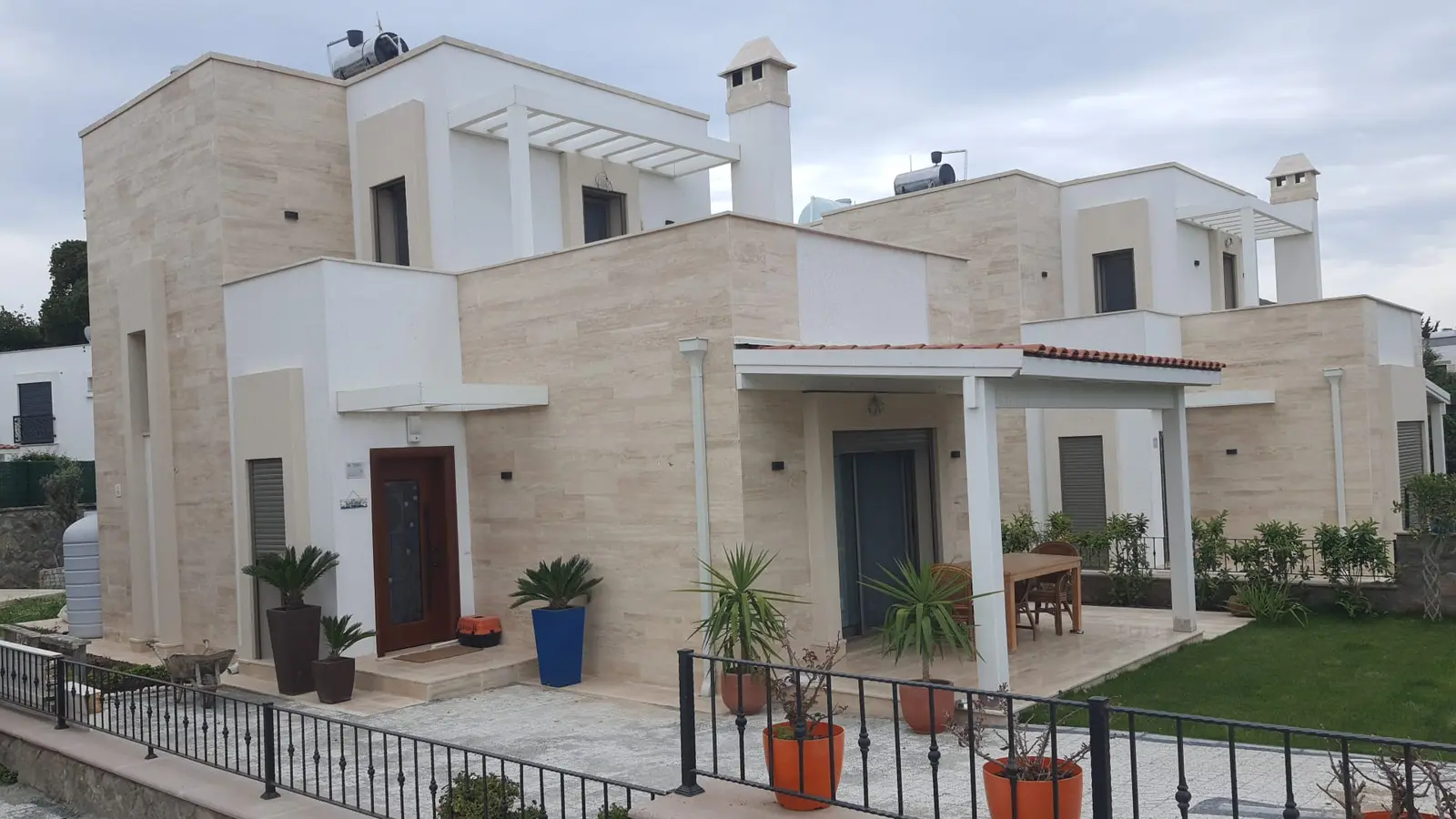 Garten und Pergola einer freistehenden Gümüşlük-Villa