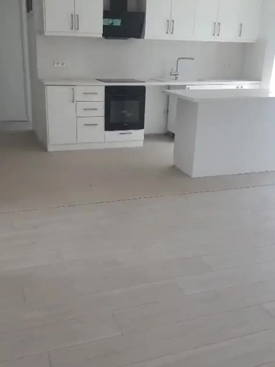 Lackierte Inselküche der Gümüşlük-Villa