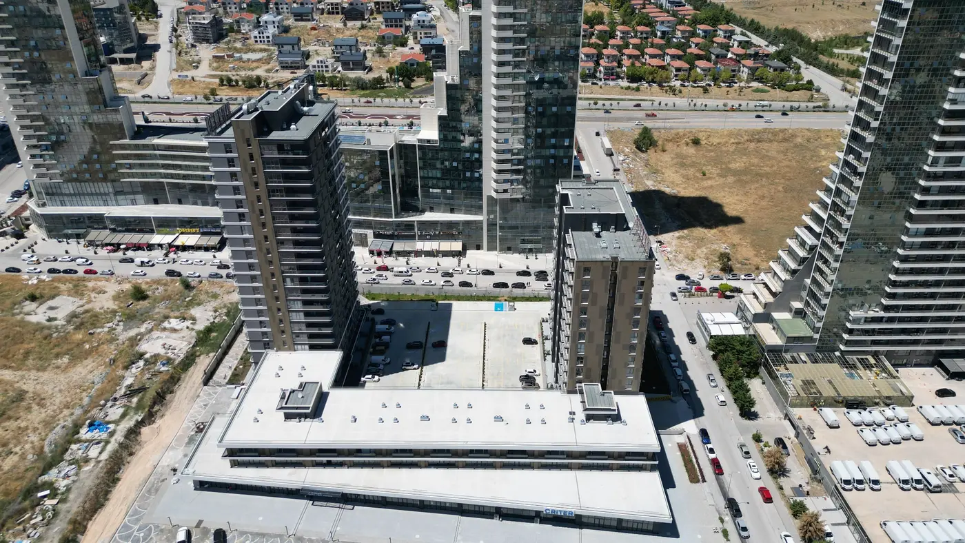 Gewerbesockel und Straßenlokale der Criter Residence
